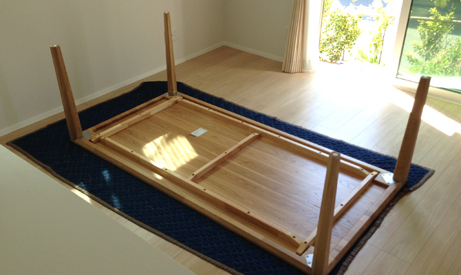 カリモク家具のダイニングテーブルを搬入（i-smart）